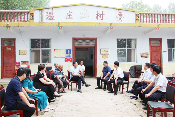 民權(quán)高新區(qū)常務(wù)副主任張愛軍到野崗鄉(xiāng)溫莊村調(diào)研脫貧攻堅工作 民權(quán)高新區(qū)常務(wù)副主任張愛軍到野崗鄉(xiāng)溫莊村調(diào)研脫貧攻堅工作