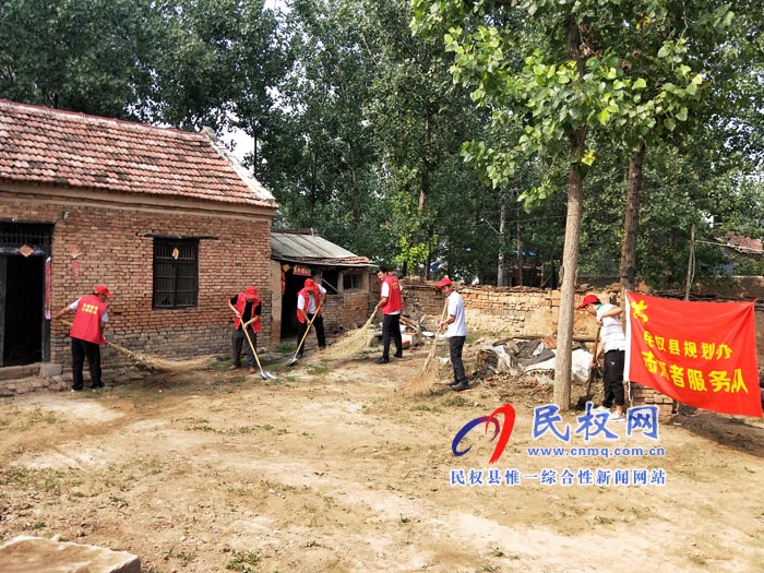縣規(guī)劃辦志愿者深入貧困戶家庭開展人居環(huán)境改善工作 縣規(guī)劃辦志愿者深入貧困戶家庭開展人居環(huán)境改善工作