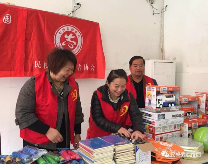 民權(quán)志愿者:為聾啞兒童送溫暖 民權(quán)志愿者:為聾啞兒童送溫暖
