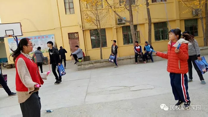 民權(quán)志愿者:為聾啞兒童送溫暖 民權(quán)志愿者:為聾啞兒童送溫暖