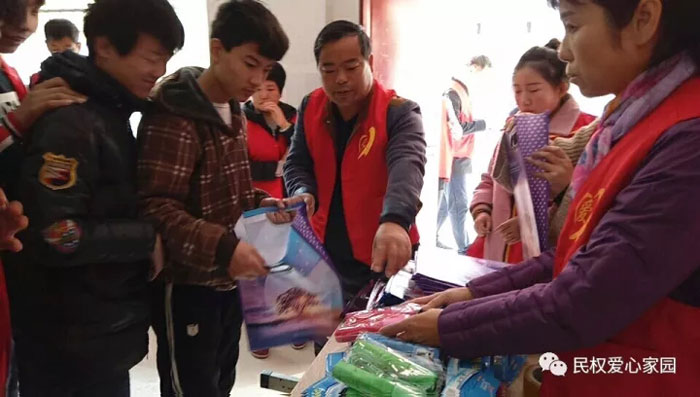 民權(quán)志愿者:為聾啞兒童送溫暖 民權(quán)志愿者:為聾啞兒童送溫暖