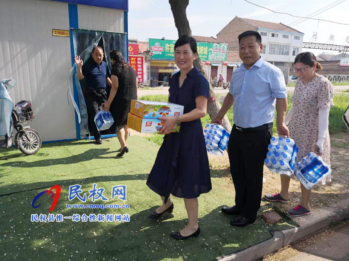 縣住建局開展慰問一線工作者高溫送清涼活動(dòng) 縣住建局開展慰問一線工作者高溫送清涼活動(dòng)