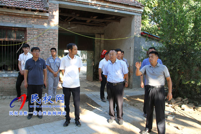 縣政協(xié)黨組書記、主席周明河到白云寺鎮(zhèn)青行村調(diào)研企業(yè)扶貧工作