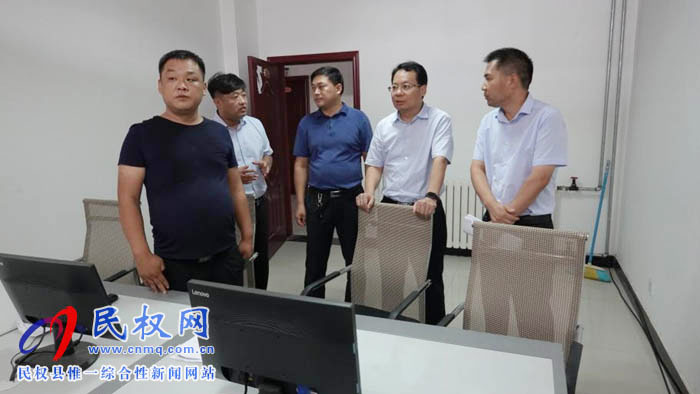 縣委常委、常務(wù)副縣長(zhǎng)李啟峰到縣揚(yáng)塵污染防控辦公室檢查指導(dǎo)工作