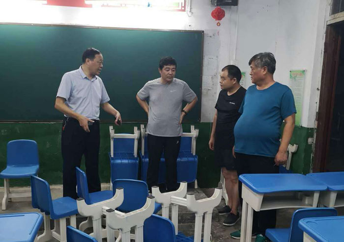 開學(xué)第一天:縣教體局班子成員帶隊(duì)深入學(xué)校檢查開學(xué)情況 開學(xué)第一天:縣教體局班子成員帶隊(duì)深入學(xué)校檢查開學(xué)情況