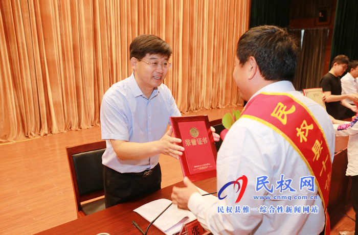 民權(quán)縣慶祝第34個(gè)教師節(jié)暨教育體育工作表彰大會(huì)召開 民權(quán)縣慶祝第34個(gè)教師節(jié)暨教育體育工作表彰大會(huì)召開
