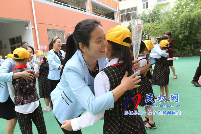 育才雙語(yǔ)小學(xué)舉行教師節(jié)慶典活動(dòng) 育才雙語(yǔ)小學(xué)舉行教師節(jié)慶典活動(dòng)