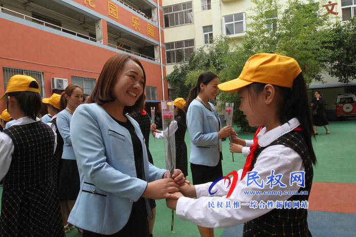 育才雙語(yǔ)小學(xué)舉行教師節(jié)慶典活動(dòng) 育才雙語(yǔ)小學(xué)舉行教師節(jié)慶典活動(dòng)