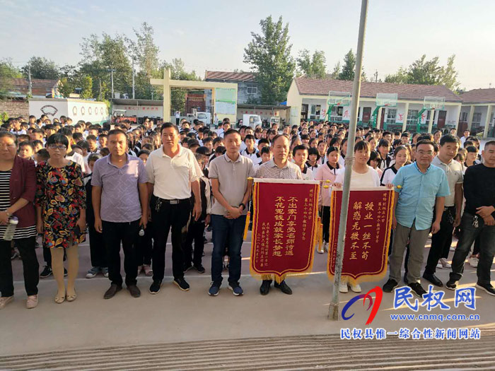 劉炳莊村第一書記李仰鵬“情系教師節(jié)，慰問暖人心”