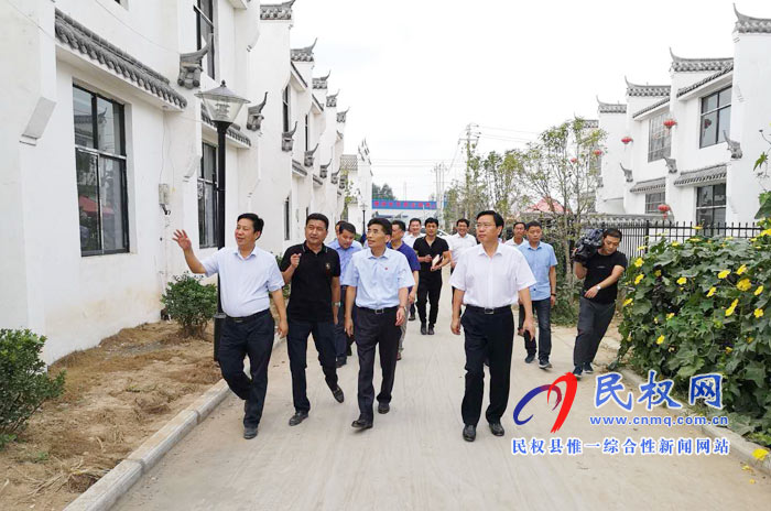 市委書記王戰(zhàn)營蒞民調(diào)研脫貧攻堅工作 市委書記王戰(zhàn)營蒞民調(diào)研脫貧攻堅工作