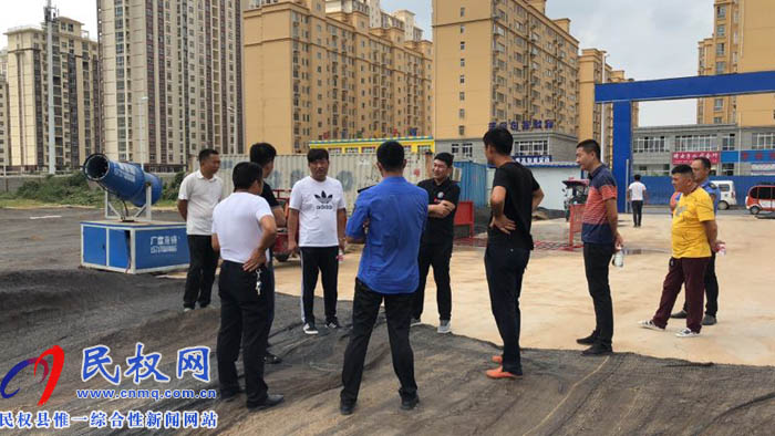 縣住建局夜查各施工工地揚塵治理 縣住建局夜查各施工工地揚塵治理