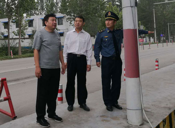 副縣長(zhǎng)陳進(jìn)領(lǐng)調(diào)研農(nóng)村公路建設(shè) 副縣長(zhǎng)陳進(jìn)領(lǐng)調(diào)研農(nóng)村公路建設(shè)
