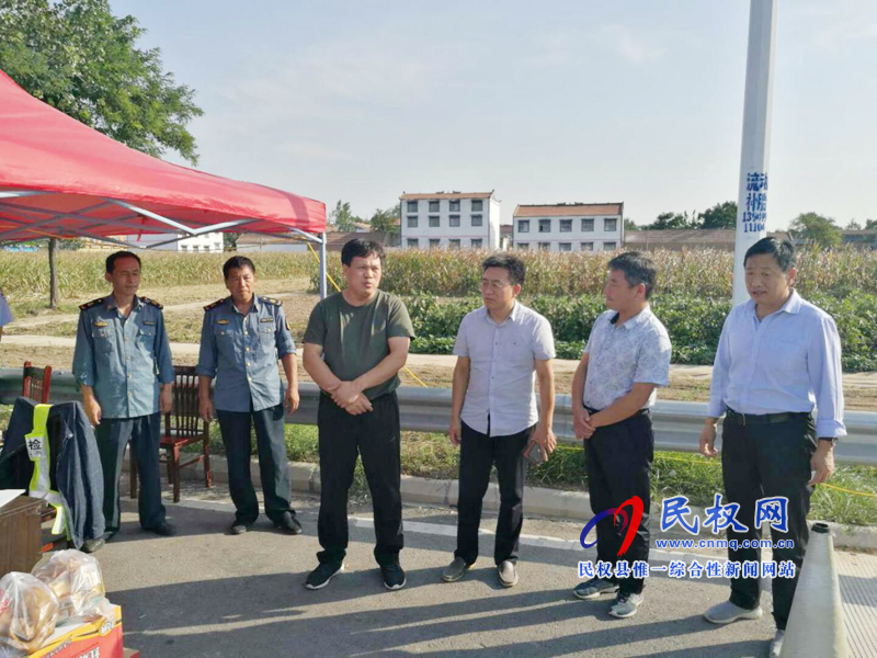 副縣長(zhǎng)孟祥亮慰問中秋假日非洲豬瘟防控消毒卡點(diǎn)值守人員 副縣長(zhǎng)孟祥亮慰問中秋假日非洲豬瘟防控消毒卡點(diǎn)值守人員