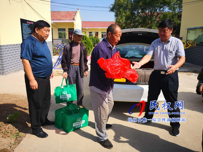 老顏集鄉(xiāng):中秋佳節(jié)慰問(wèn)五保老人 老顏集鄉(xiāng):中秋佳節(jié)慰問(wèn)五保老人