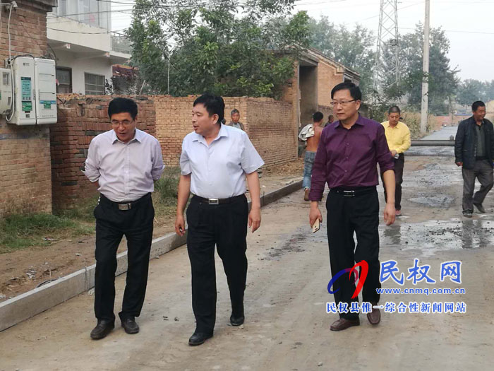 市交通運(yùn)輸局副局長(zhǎng)任河亮蒞臨民權(quán)調(diào)研農(nóng)村公路建設(shè) 市交通運(yùn)輸局副局長(zhǎng)任河亮蒞臨民權(quán)調(diào)研農(nóng)村公路建設(shè)
