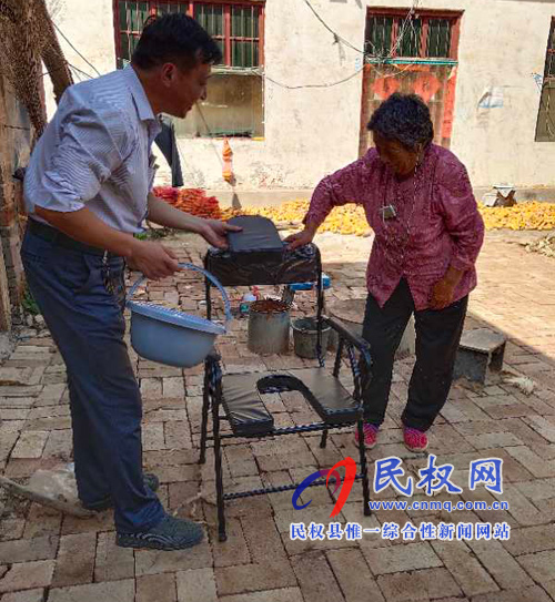 縣委組織部開(kāi)展“愛(ài)心扶貧送溫暖”活動(dòng) 縣委組織部開(kāi)展“愛(ài)心扶貧送溫暖”活動(dòng)