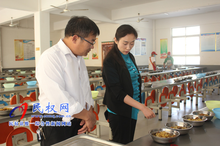 副縣長朱琳、縣群工部部長陳鴻志督導(dǎo)檢查校園食品安全管理工作