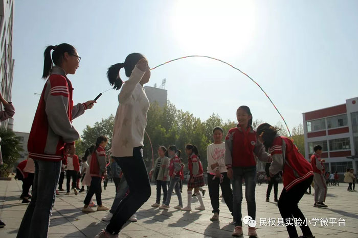 民權(quán)縣實驗小學(xué)課間跳繩活動成風景 民權(quán)縣實驗小學(xué)課間跳繩活動成風景