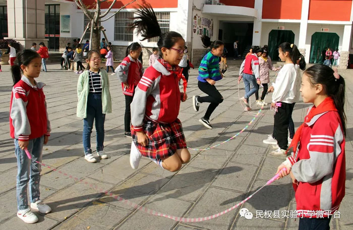 民權(quán)縣實驗小學(xué)課間跳繩活動成風景 民權(quán)縣實驗小學(xué)課間跳繩活動成風景