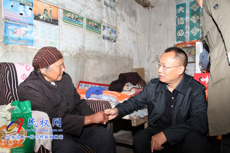 縣政協(xié)主席周明河重陽節(jié)走訪慰問“三無老人” 縣政協(xié)主席周明河重陽節(jié)走訪慰問“三無老人”