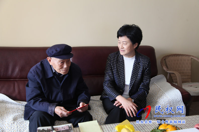 縣人大常委會(huì)主任周燕重陽(yáng)節(jié)走訪慰問(wèn)百歲老人 縣人大常委會(huì)主任周燕重陽(yáng)節(jié)走訪慰問(wèn)百歲老人