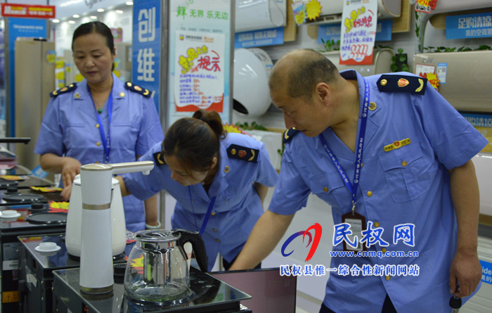 縣工商質監(jiān)局開展紅盾質量維權行動全力護航“糧博會” 縣工商質監(jiān)局開展紅盾質量維權行動全力護航“糧博會”