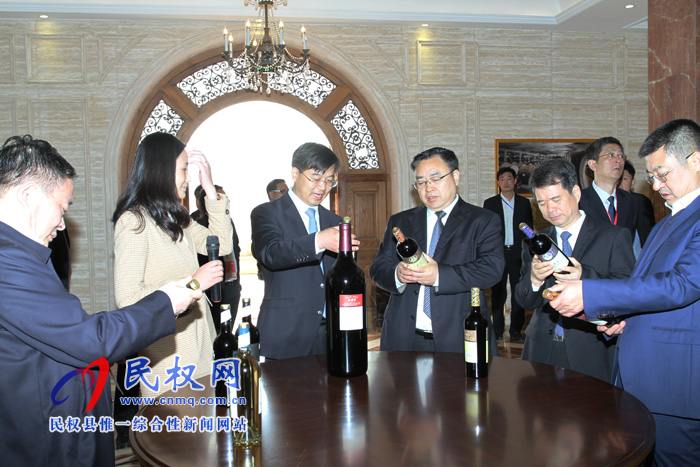 國(guó)家糧食和物資儲(chǔ)備局副局長(zhǎng)盧景波參觀我縣高新區(qū) 國(guó)家糧食和物資儲(chǔ)備局副局長(zhǎng)盧景波參觀我縣高新區(qū)