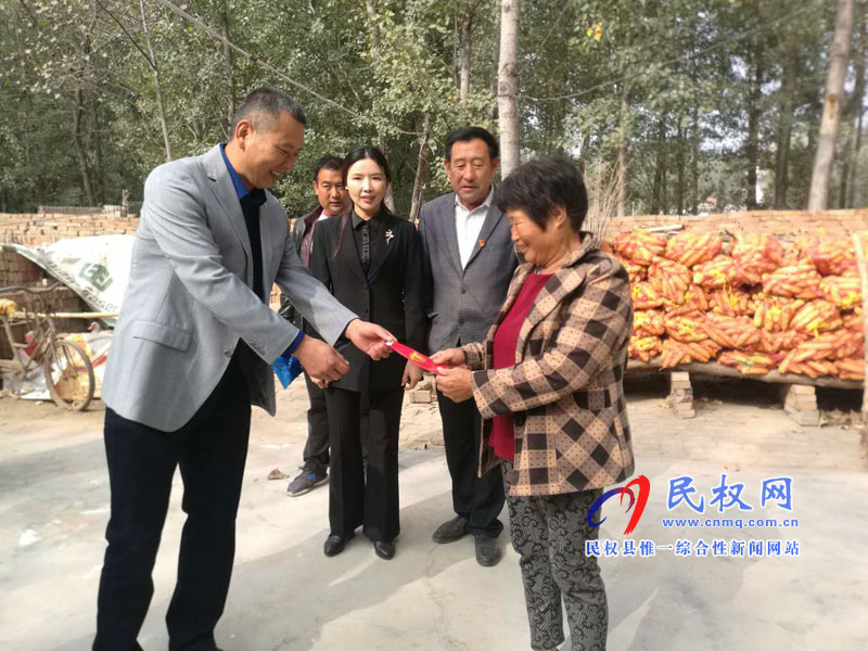 縣東方超市“扶貧日”捐款助力脫貧攻堅(jiān) 縣東方超市“扶貧日”捐款助力脫貧攻堅(jiān)