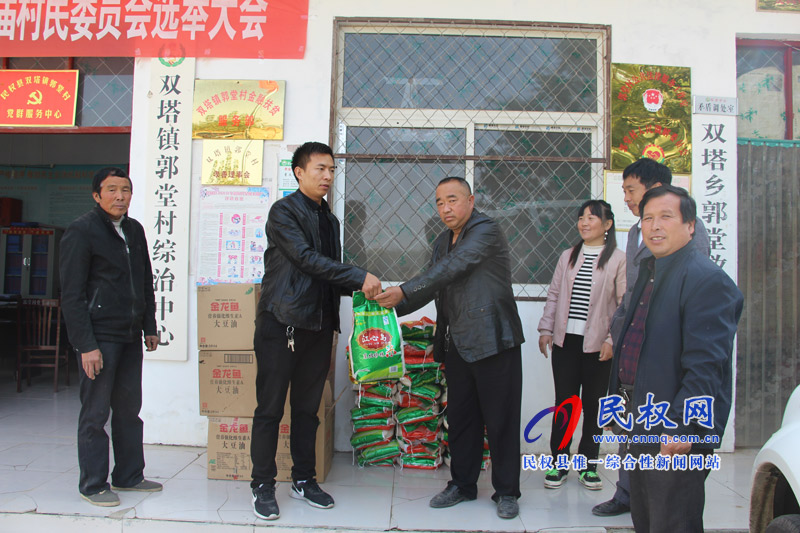 民權(quán)長領食品有限公司到雙塔鎮(zhèn)郭堂村開展送溫暖活動 民權(quán)長領食品有限公司到雙塔鎮(zhèn)郭堂村開展送溫暖活動