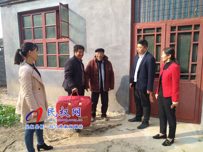 團(tuán)委、婦聯(lián)“扶貧日”走訪慰問貧困戶