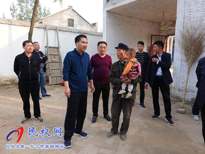 縣住建局組織建筑企業(yè)走訪慰問貧困戶 縣住建局組織建筑企業(yè)走訪慰問貧困戶