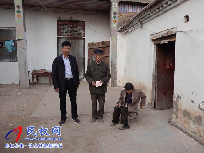 縣住建局組織建筑企業(yè)走訪慰問貧困戶 縣住建局組織建筑企業(yè)走訪慰問貧困戶