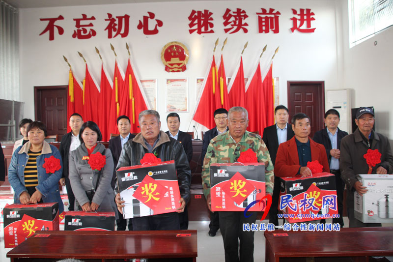 花園鄉(xiāng)舉行2018年脫貧攻堅(jiān)勵(lì)志模范表彰大會(huì) 花園鄉(xiāng)舉行2018年脫貧攻堅(jiān)勵(lì)志模范表彰大會(huì)