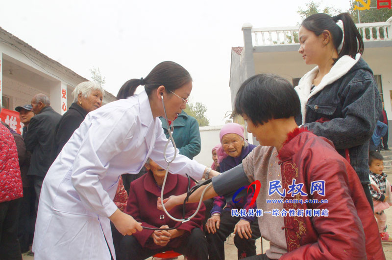 民權(quán)縣人民醫(yī)院“名醫(yī)進(jìn)村助推扶貧巡回義診”活動(dòng)如火如荼 民權(quán)縣人民醫(yī)院“名醫(yī)進(jìn)村助推扶貧巡回義診”活動(dòng)如火如荼