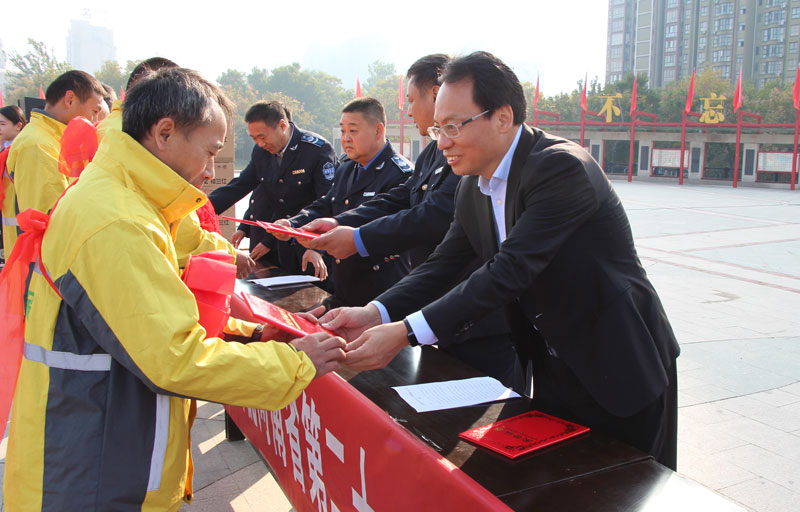 我縣召開慶祝河南省第二十一屆環(huán)衛(wèi)工人節(jié)暨表彰大會(huì) 我縣召開慶祝河南省第二十一屆環(huán)衛(wèi)工人節(jié)暨表彰大會(huì)