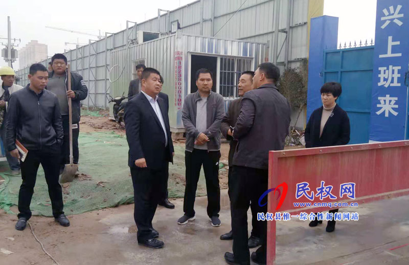 副縣長張士彬檢查我縣揚塵污染防控和城區(qū)黑臭水體治理工作 副縣長張士彬檢查我縣揚塵污染防控和城區(qū)黑臭水體治理工作