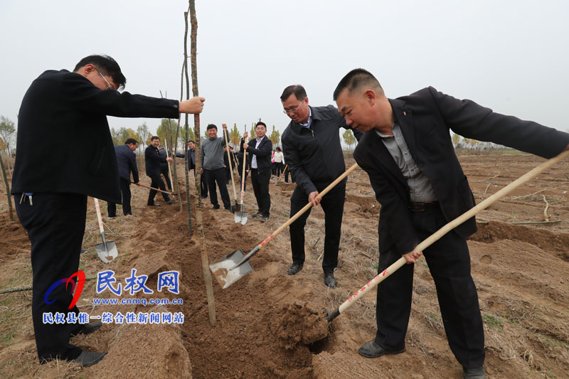 縣四家領(lǐng)導(dǎo)參加冬季義務(wù)植樹活動 縣四家領(lǐng)導(dǎo)參加冬季義務(wù)植樹活動