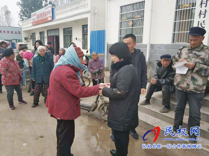 縣編辦對趙壩村村級自評文明戶進(jìn)行獎扶 縣編辦對趙壩村村級自評文明戶進(jìn)行獎扶