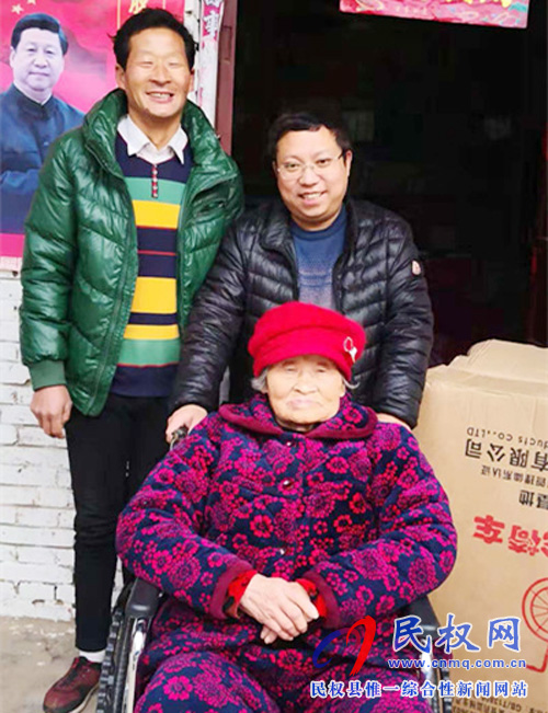 財政局:貧困家庭多災(zāi)難 幫扶干部送溫暖 財政局:貧困家庭多災(zāi)難 幫扶干部送溫暖