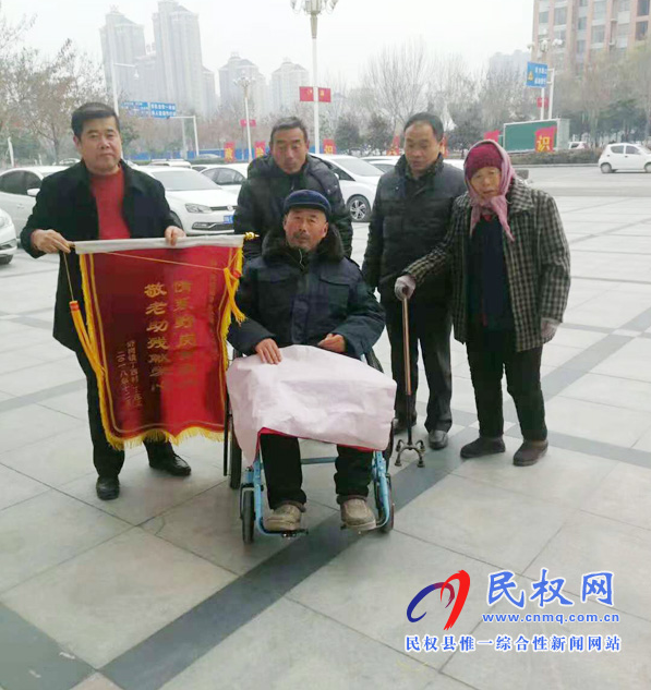 野崗鎮(zhèn):貧困群眾送錦旗頌黨恩 責(zé)任組長助病殘受榮光 野崗鎮(zhèn):貧困群眾送錦旗頌黨恩 責(zé)任組長助病殘受榮光