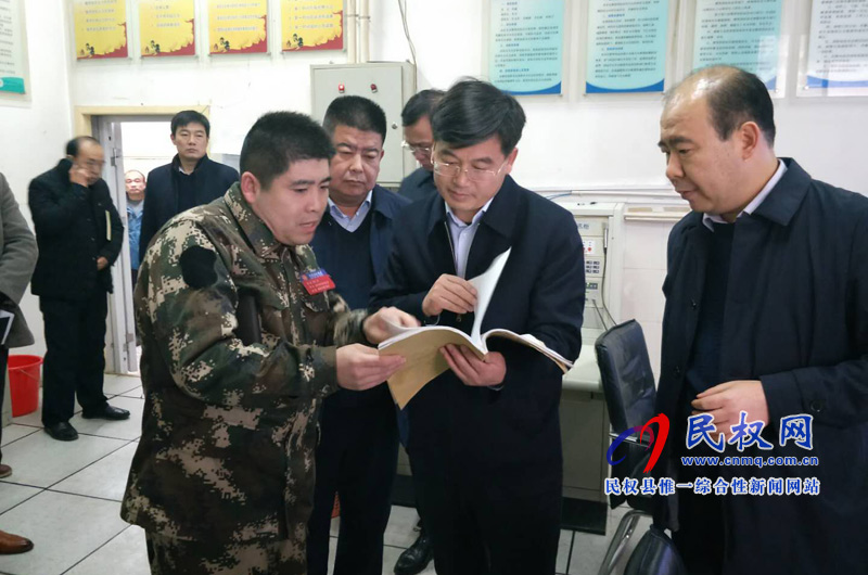 縣委副書記、縣長(zhǎng)張團(tuán)結(jié)檢查安全生產(chǎn)工作