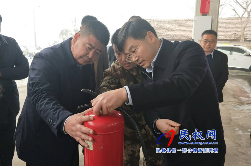 縣委副書記、縣長(zhǎng)張團(tuán)結(jié)檢查安全生產(chǎn)工作