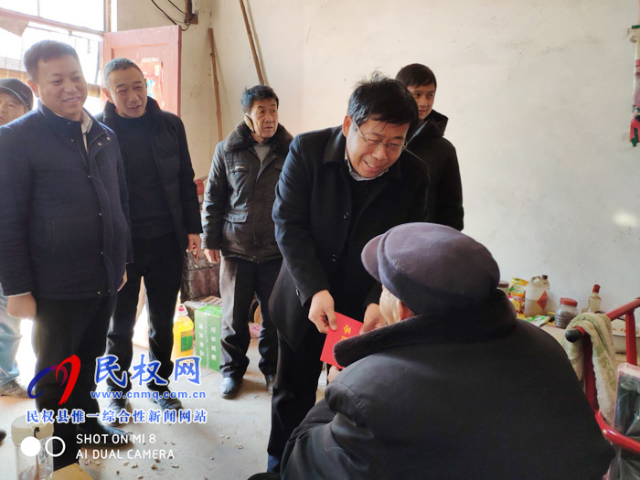 縣政協(xié)副主席劉偉到人和鎮(zhèn)慰問困難群眾 縣政協(xié)副主席劉偉到人和鎮(zhèn)慰問困難群眾
