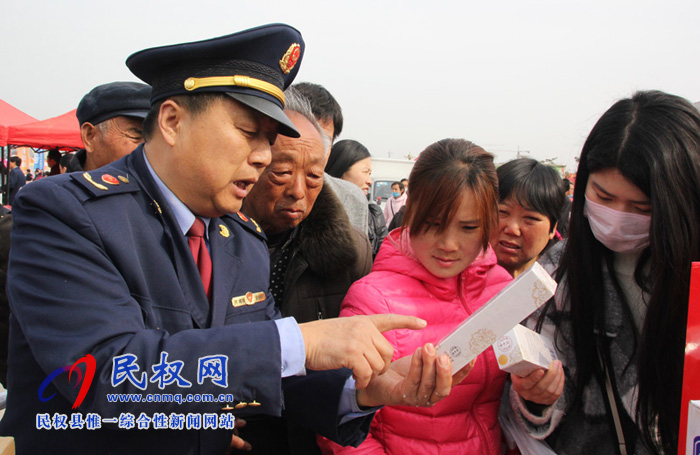 縣工商質(zhì)監(jiān)局開展“打假冒護(hù)民生”集中宣傳活動 縣工商質(zhì)監(jiān)局開展“打假冒護(hù)民生”集中宣傳活動
