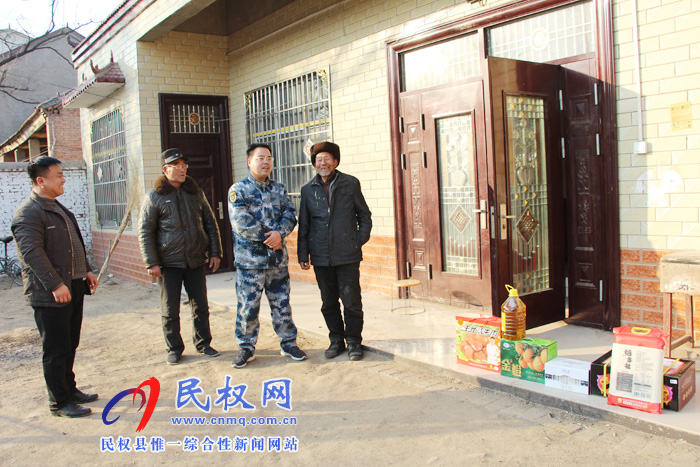 縣委常委、縣人武部政委江靜亞到雙塔鎮(zhèn)慰問現(xiàn)役軍人家屬和困難群眾
