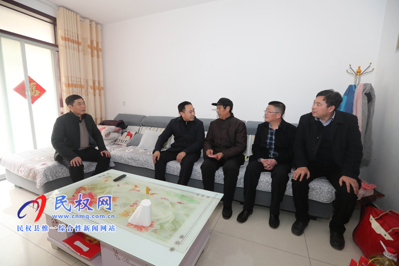 縣四大家領導走訪慰問困難群眾、下崗失業(yè)特困職工和企業(yè)軍轉干部
