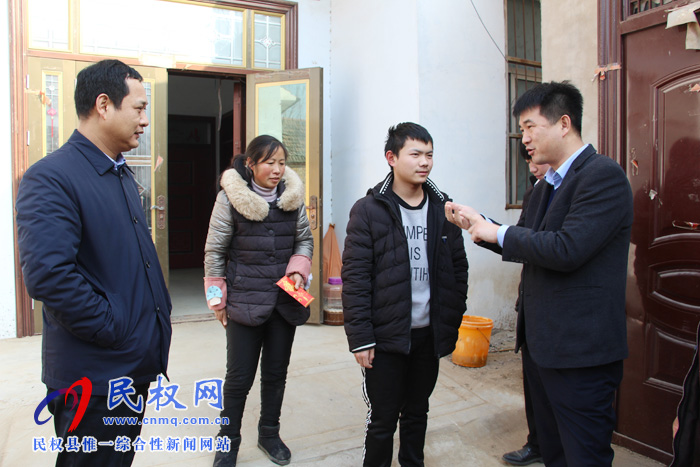 雙塔鎮(zhèn)黨委、政府慰問(wèn)貧困大學(xué)生