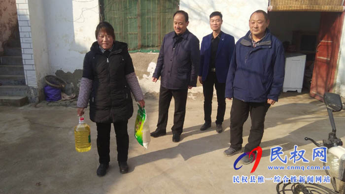 縣住建局開展年關(guān)慰問(wèn)貧困戶送溫暖活動(dòng)