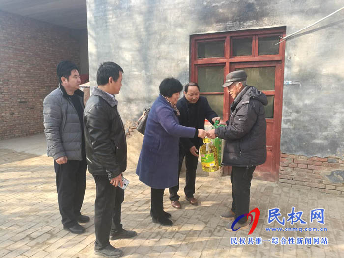 縣住建局開展年關(guān)慰問(wèn)貧困戶送溫暖活動(dòng)