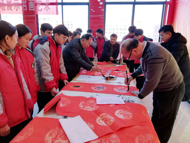 書(shū)畫(huà)協(xié)會(huì)名家進(jìn)育才 義寫(xiě)春聯(lián)弘揚(yáng)書(shū)畫(huà)藝術(shù) 書(shū)畫(huà)協(xié)會(huì)名家進(jìn)育才 義寫(xiě)春聯(lián)弘揚(yáng)書(shū)畫(huà)藝術(shù)